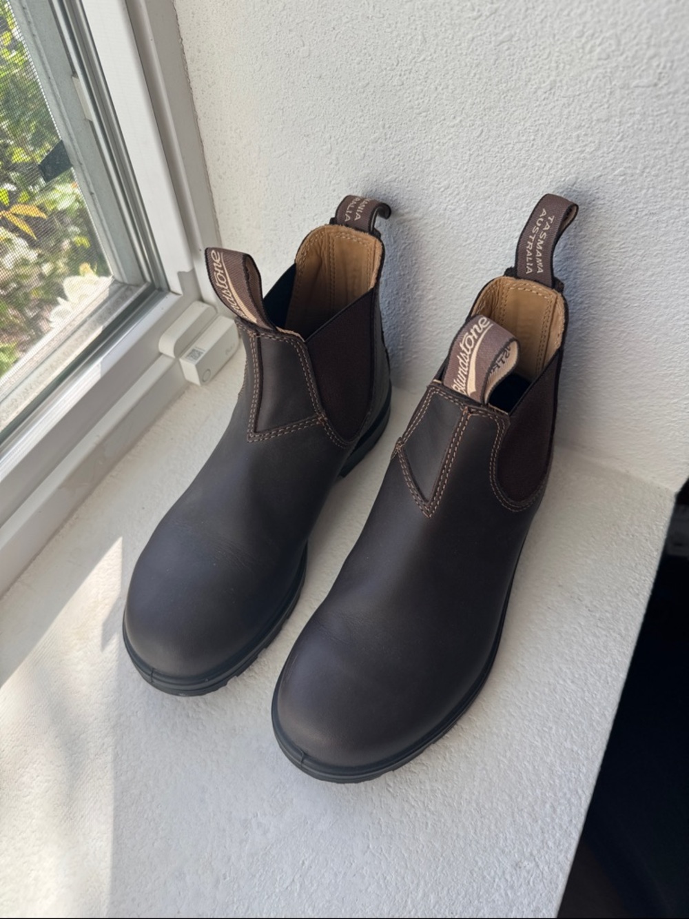 Blundstone Women’s Dark Brown Chelsea Pull-On Boots- Size 7 US (4 UK)